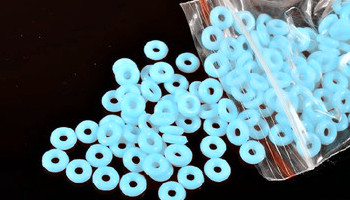 用户怎么测量O形圈的尺寸大?。?/></p><p><strong>　　暗光测量和亮光测量是如今O形圈测量尺寸的方法：</strong></p><p>　　一、暗光测量，说简单点，就是测量O形圈的影子，暗光测量需要使用到投影仪作为主要工具，具体检测的内容为外径尺寸和内径尺寸，在进行测量时，产品的上、下、左、右四个点都需要检测出具体的直径大小，下面就详细介绍测量方法：</p><p>　　1、打开投影仪上，根据O形圈的大概大小，进行镜头倍数大小的调试，直到镜头清晰为止</p><p>　　2、把坐标摆放在o形圈边沿上，投影仪的坐标线需要进行互相靠拢</p><p>　　3、投影仪上找到有标注着圆的图标，并对把这个图标确定后，按下确认键，这就表明已经找到了一个点</p><p>　　4、接着把把坐标移到第二个点上，坐标线和产品边沿进行靠拢，然后按下确认键，这就摘到了第二个点，以此类推，找出四个O形圈的点，就可以测量出内径和外径的直径</p><p>　　二、亮光测量，这种检测方法检测的就是O形圈本身，在检测的时候需要使用的工具为光学影像测量仪，具体检测方法和上面的暗光测量基本是相同的，这里就不在赘述，大家可以根据上面的介绍的方法来操作。<span style=